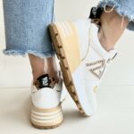 Emanuelle Vee Sneakers Donna Con Zeppa In Pelle Bianca E Logo Catena