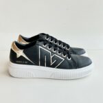 Emanuelle Vee Sneakers Donna In Pelle Nera E Logo Specchiato Oro