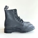 Dr. Martens 1460 Anfibio In Pelle Martellata Total Black