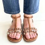 Carmens Sandalo Donna In Camoscio Tabacco Con Borchie