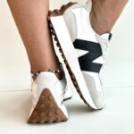 New Balance 327 Sneakers Donna Burro Con Maxi Logo Nero