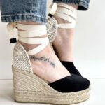 Espadrilles Zeppa Donna Nera Chiusa In Punta Con Allacciatura Alla Schiava