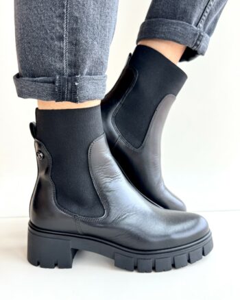 Janet E Janet Beatles Donna In Pelle Nera