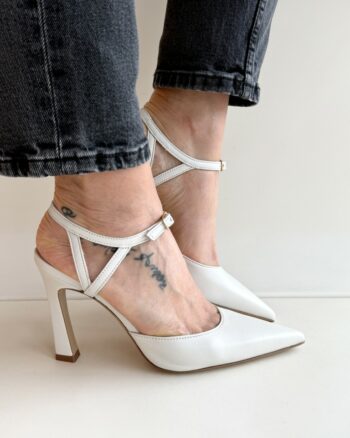 Matteo Pitti Chanel Donna Burro Con Laccetto Sul Collo Del Piede