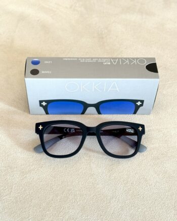 Okkia Giovanni Occhiale Unisex Con Rivetti Nero E Lenti Blu