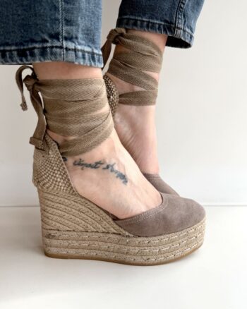 Espadrilles Zeppa Donna In Tessuto Nocciola Con Allacciatura Alla Schiava